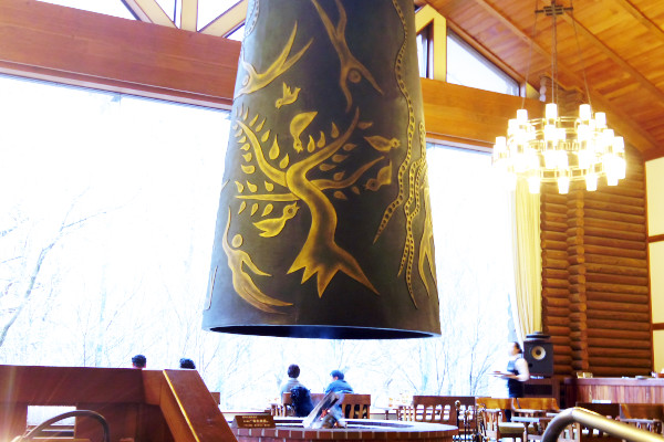 巨大暖炉「森の神話」岡本太郎作